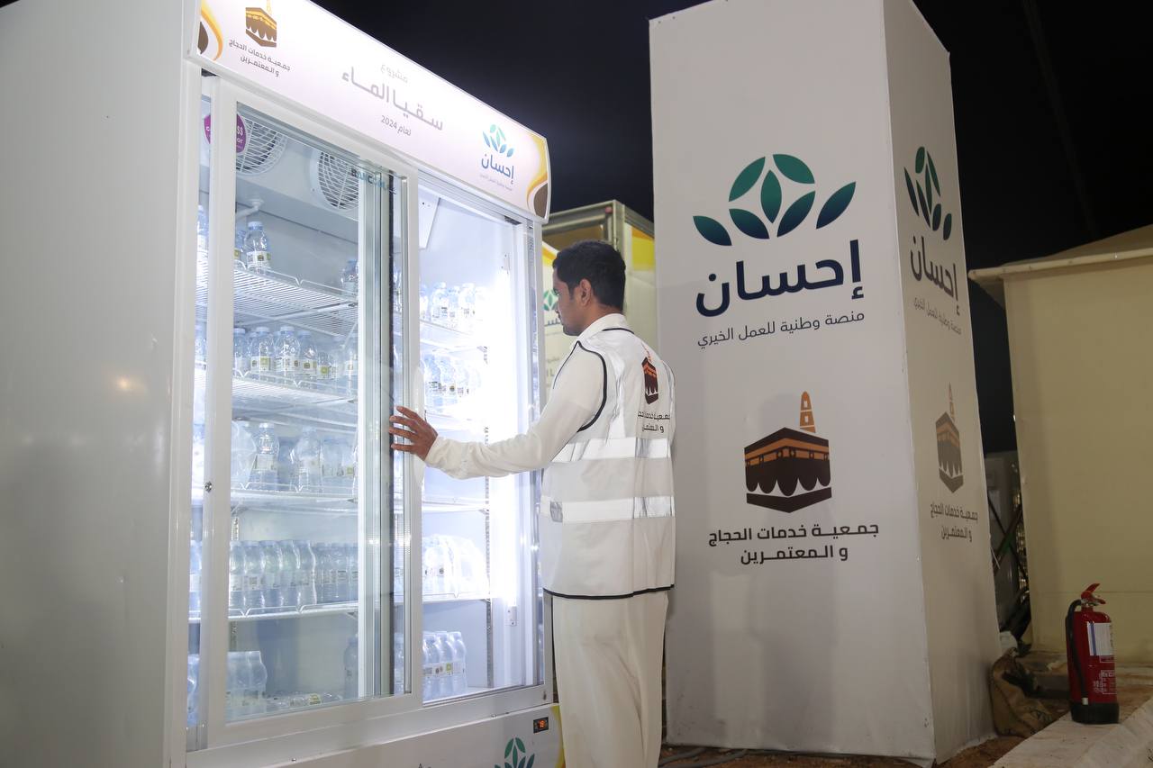توزيع مياه الشرب على البرادات لسقيا ضيوف الرحمن
