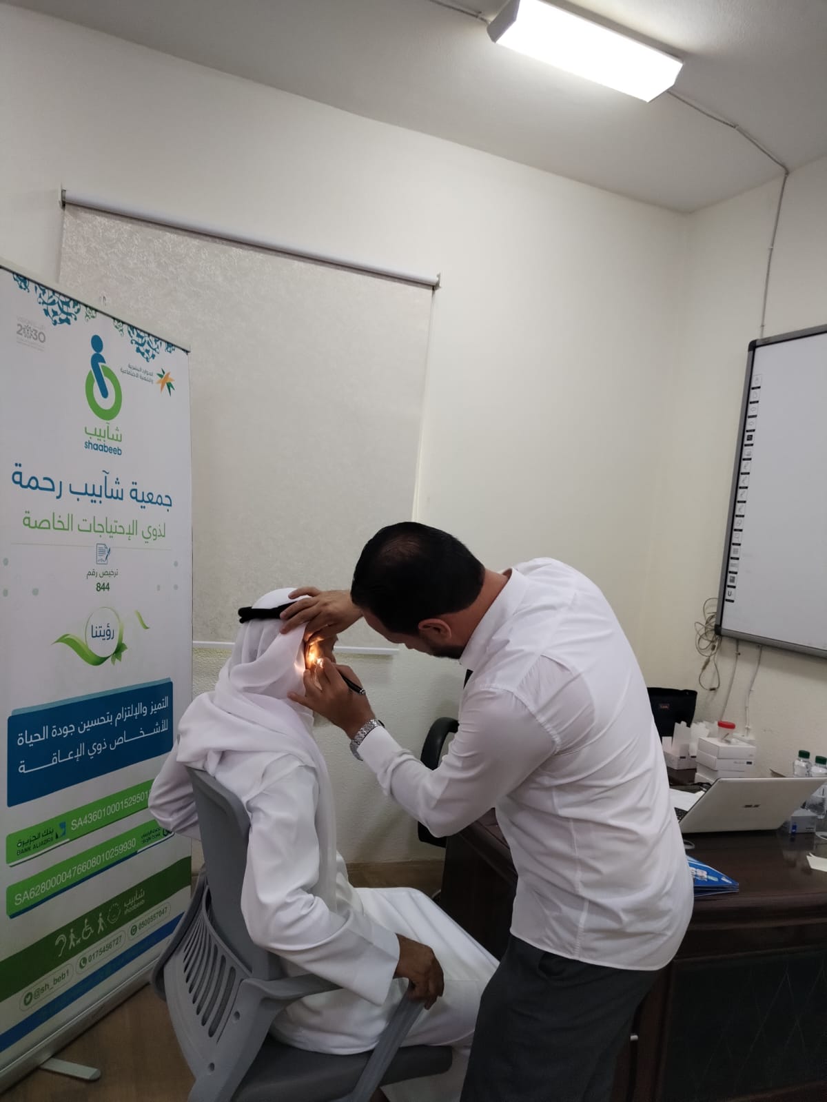 أثناء الكشف على أذن أحد المستفيدين قبل تركيب السماعة